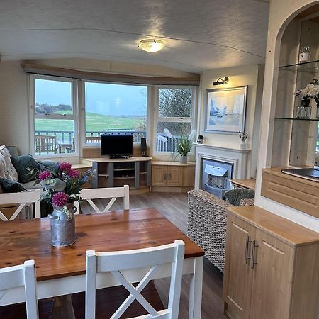 Captivating 2-Bed Static Caravan In Holyhead Llanfachraeth Eksteriør billede