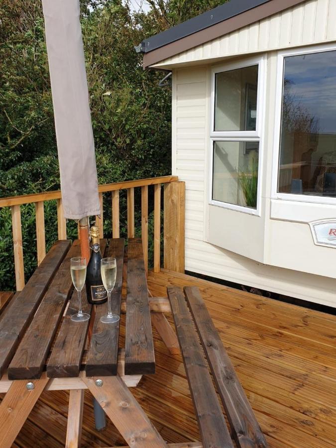 Captivating 2-Bed Static Caravan In Holyhead Llanfachraeth Eksteriør billede