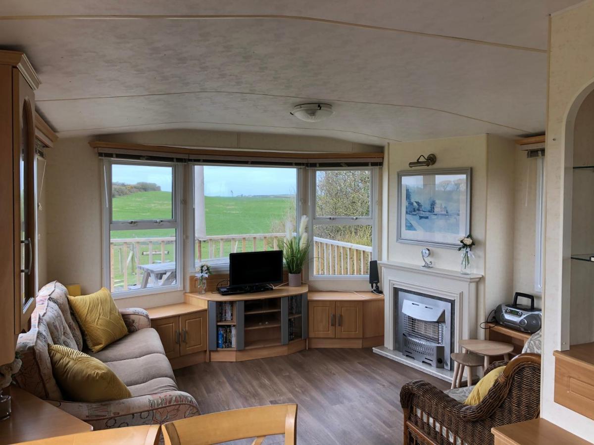 Captivating 2-Bed Static Caravan In Holyhead Llanfachraeth Eksteriør billede