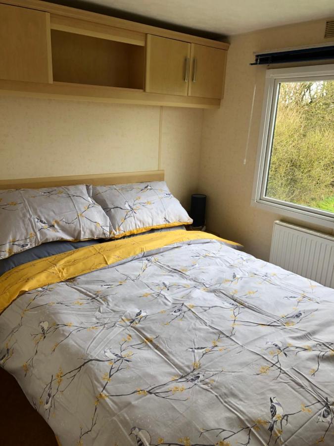Captivating 2-Bed Static Caravan In Holyhead Llanfachraeth Eksteriør billede