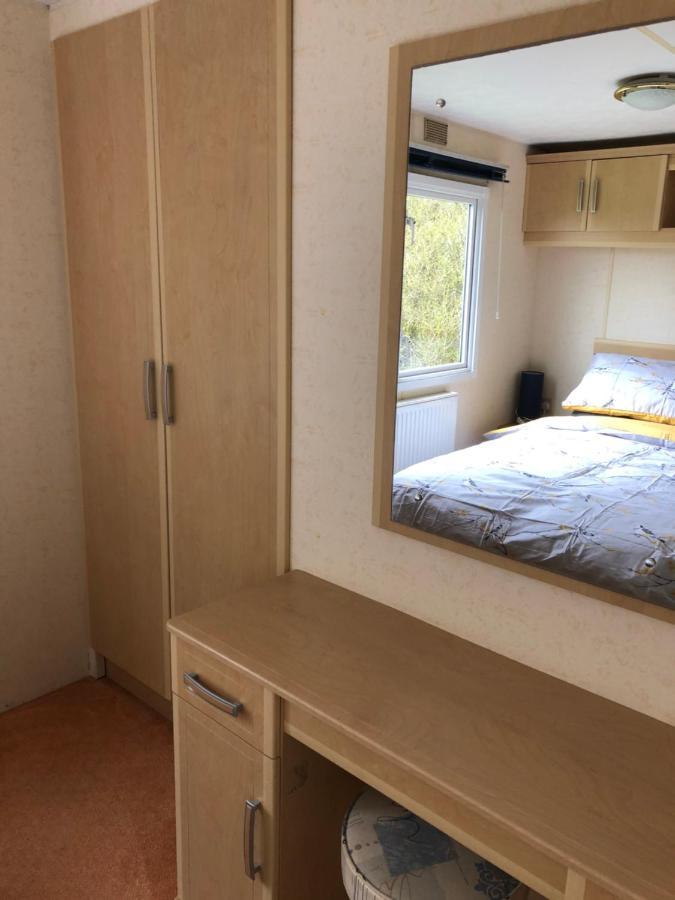 Captivating 2-Bed Static Caravan In Holyhead Llanfachraeth Eksteriør billede
