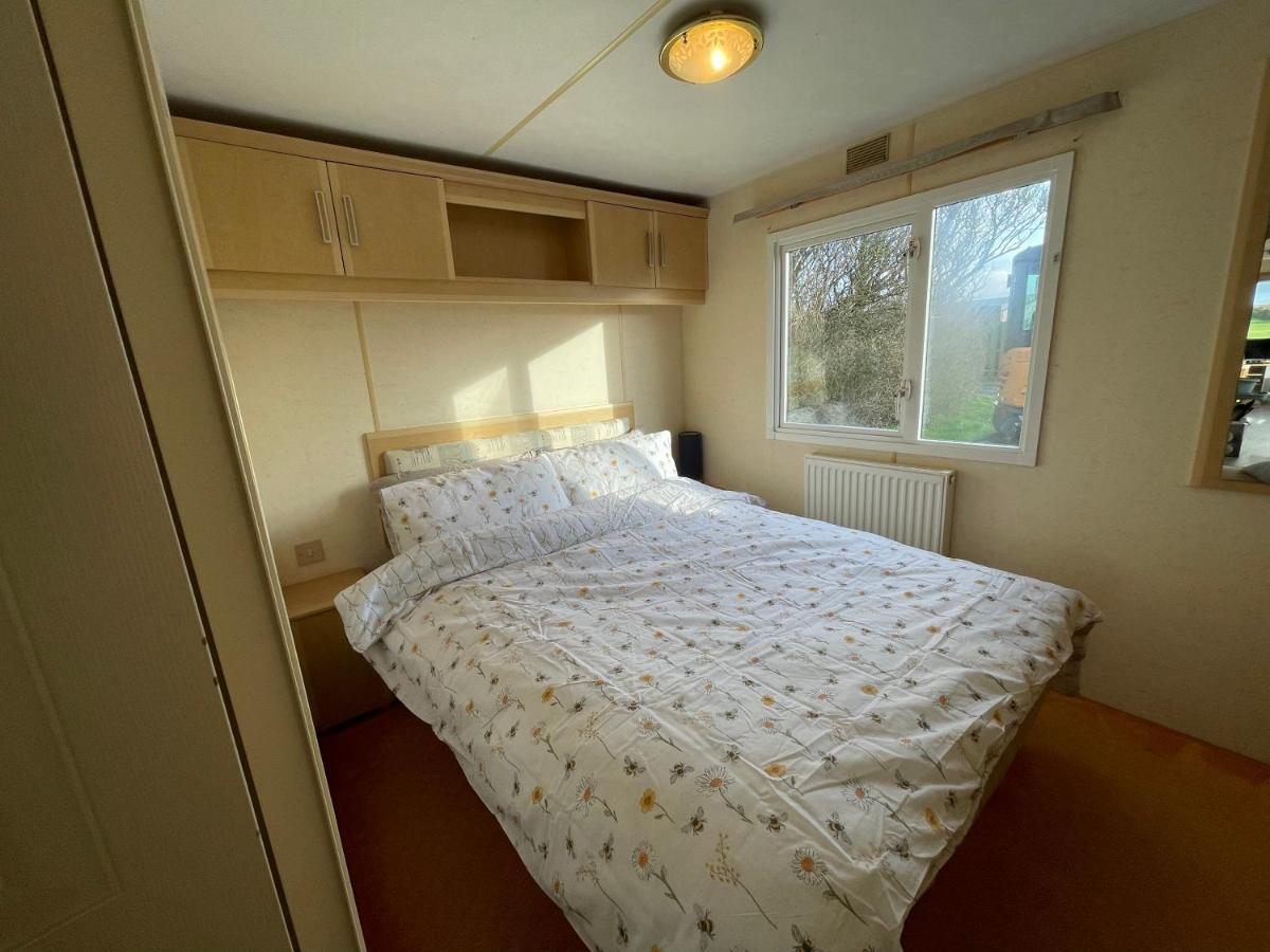 Captivating 2-Bed Static Caravan In Holyhead Llanfachraeth Eksteriør billede