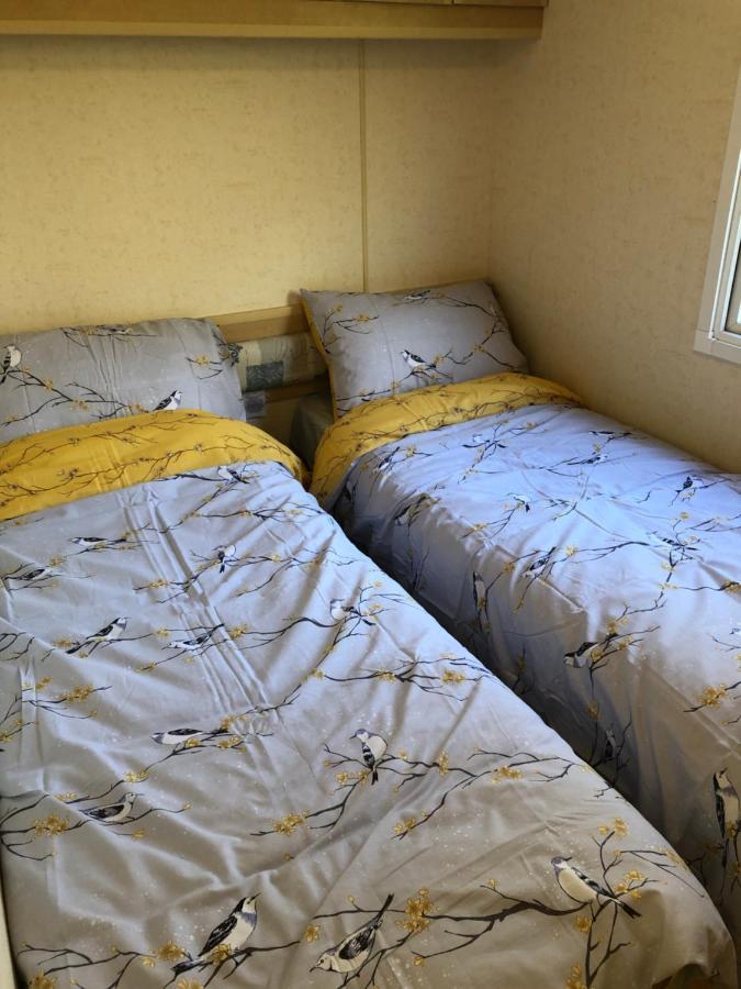 Captivating 2-Bed Static Caravan In Holyhead Llanfachraeth Eksteriør billede