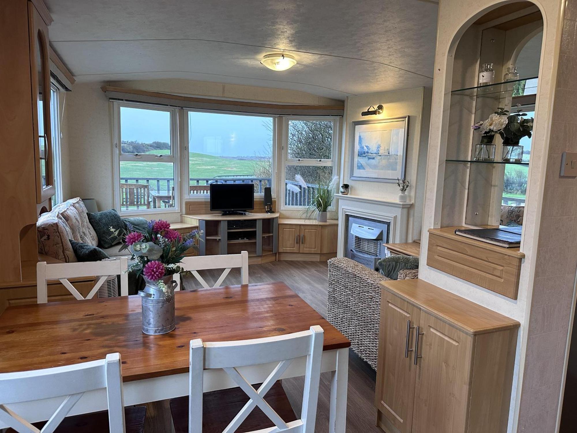 Captivating 2-Bed Static Caravan In Holyhead Llanfachraeth Eksteriør billede