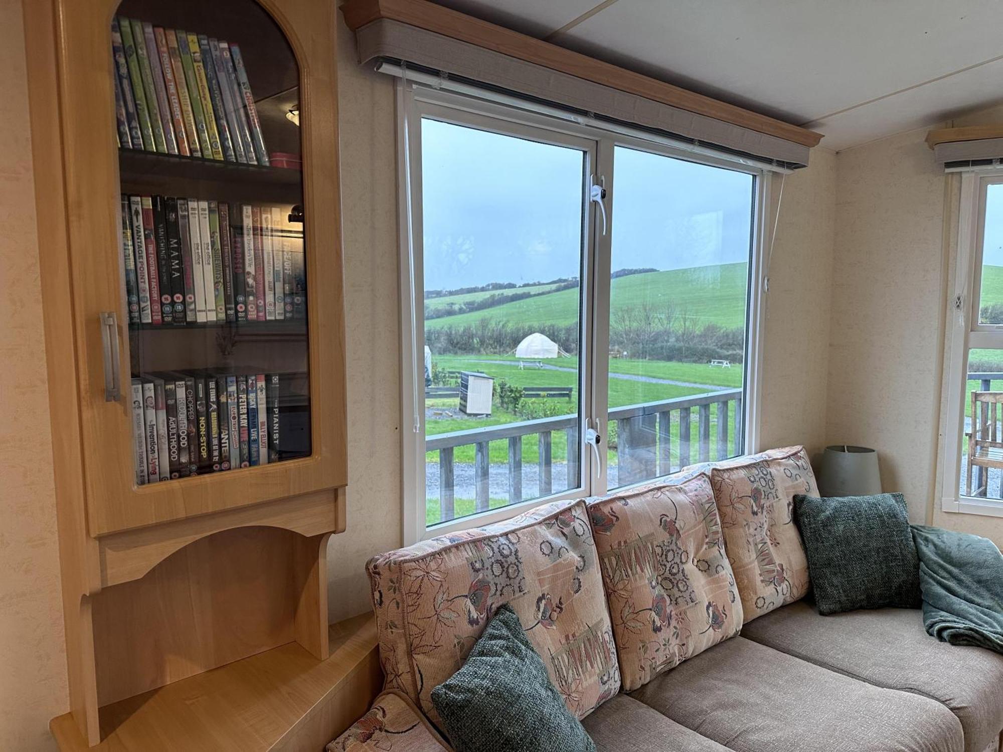 Captivating 2-Bed Static Caravan In Holyhead Llanfachraeth Eksteriør billede